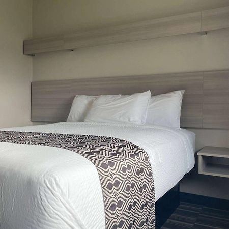 Microtel Inn & Suites By Wyndham Бошьер Сити Экстерьер фото
