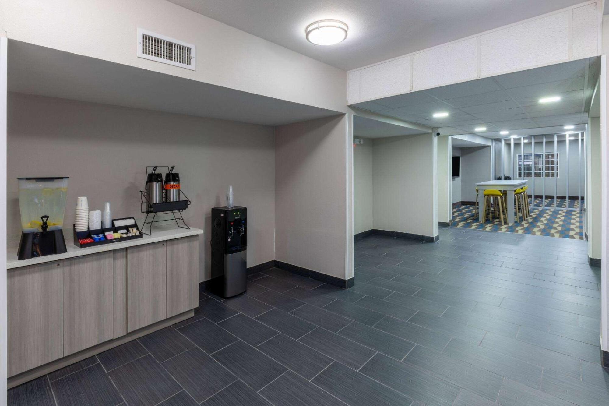 Microtel Inn & Suites By Wyndham Бошьер Сити Экстерьер фото