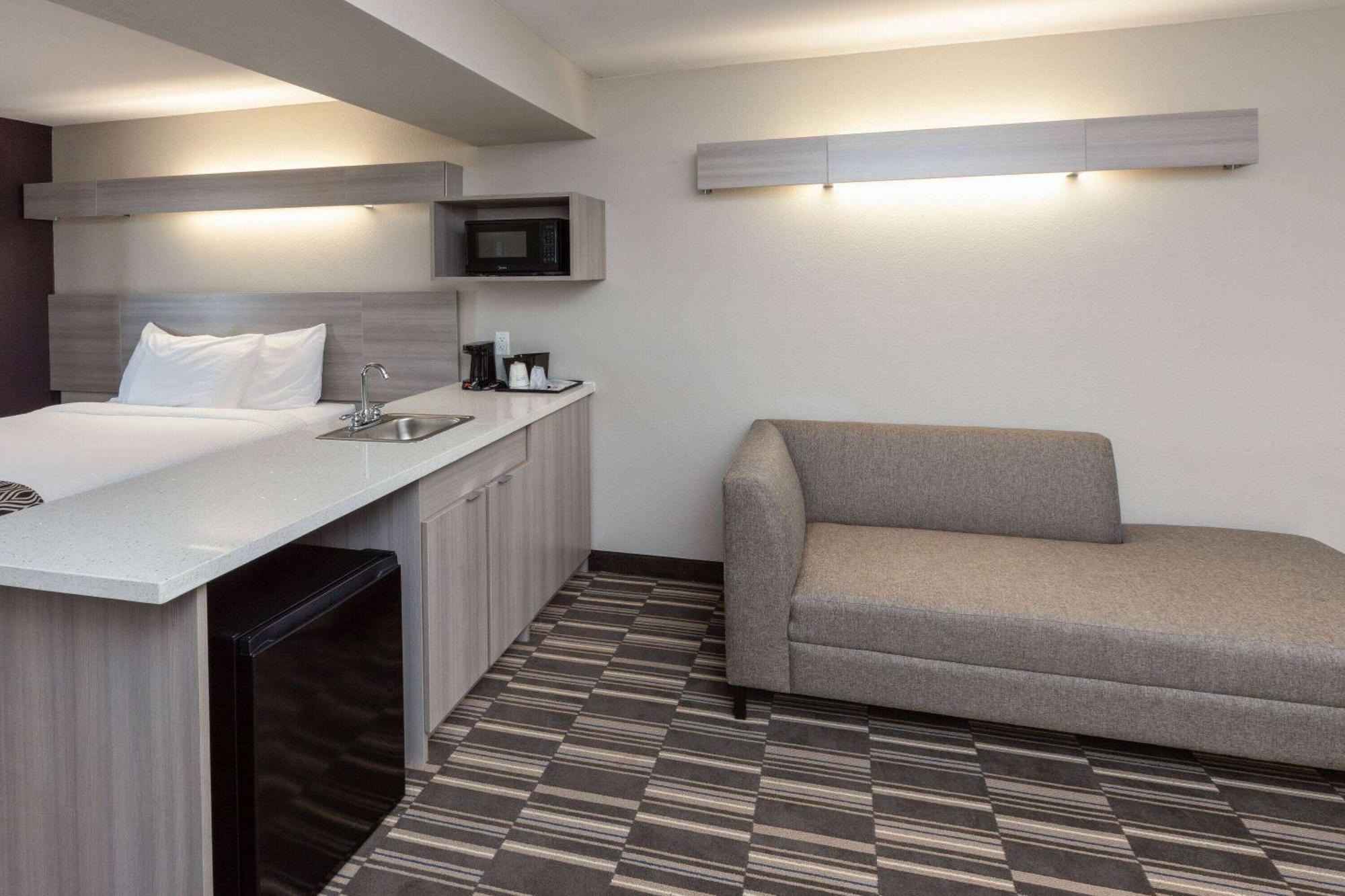 Microtel Inn & Suites By Wyndham Бошьер Сити Экстерьер фото
