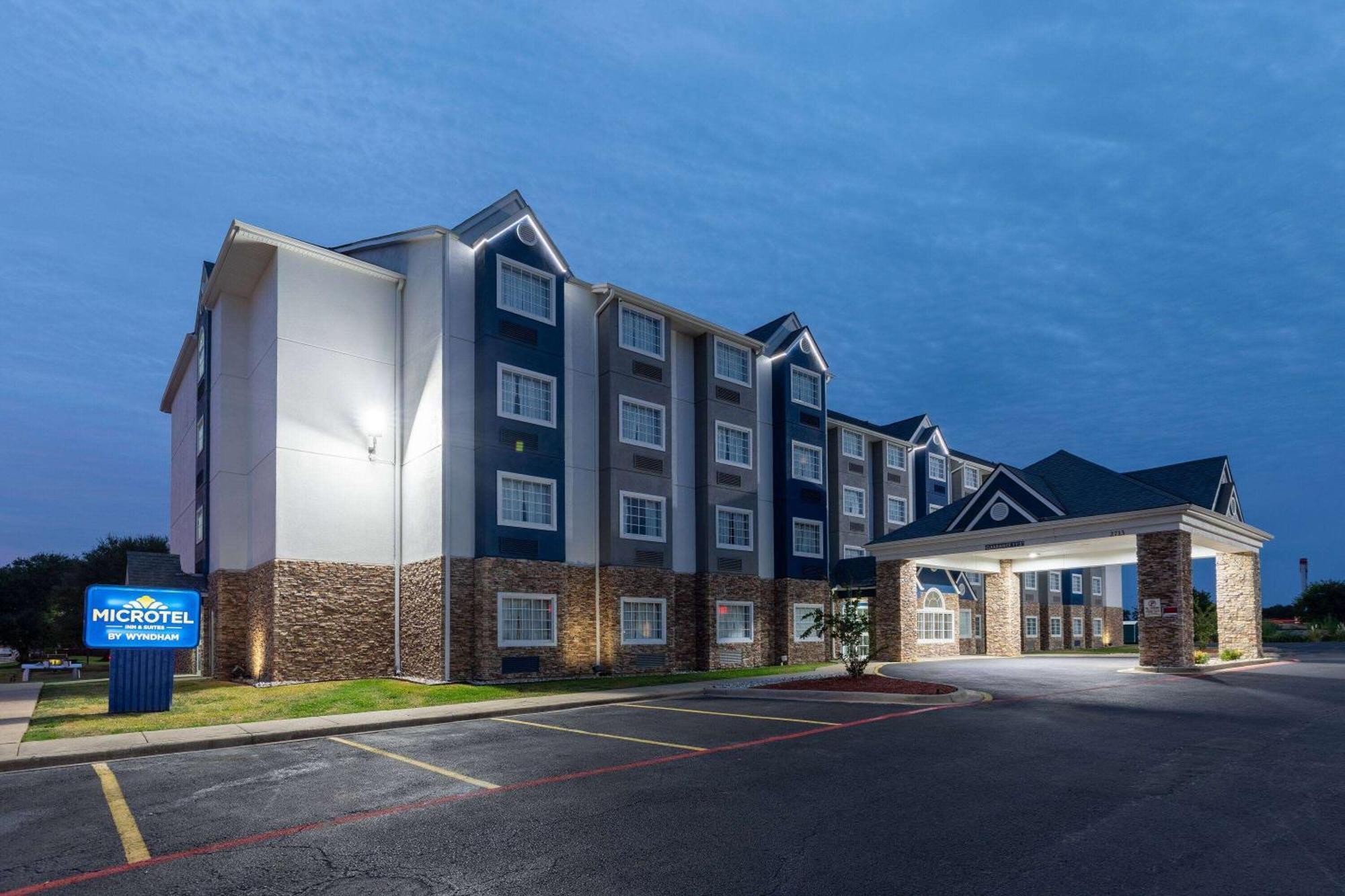 Microtel Inn & Suites By Wyndham Бошьер Сити Экстерьер фото
