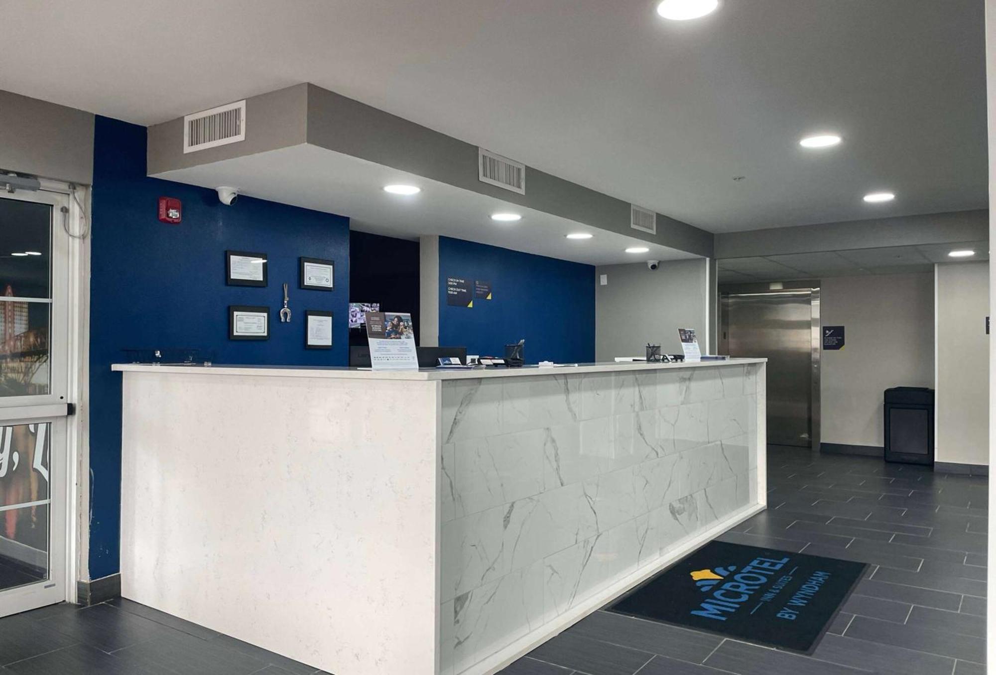 Microtel Inn & Suites By Wyndham Бошьер Сити Экстерьер фото