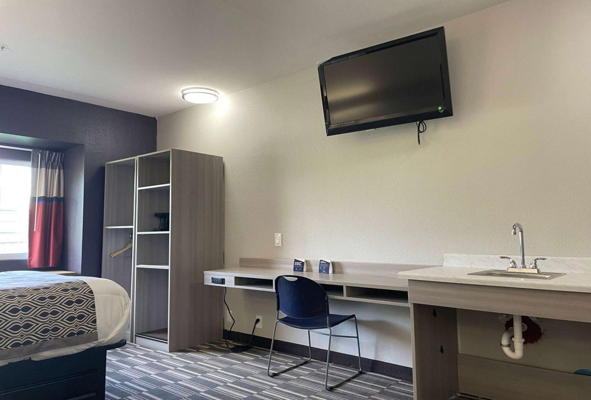 Microtel Inn & Suites By Wyndham Бошьер Сити Экстерьер фото