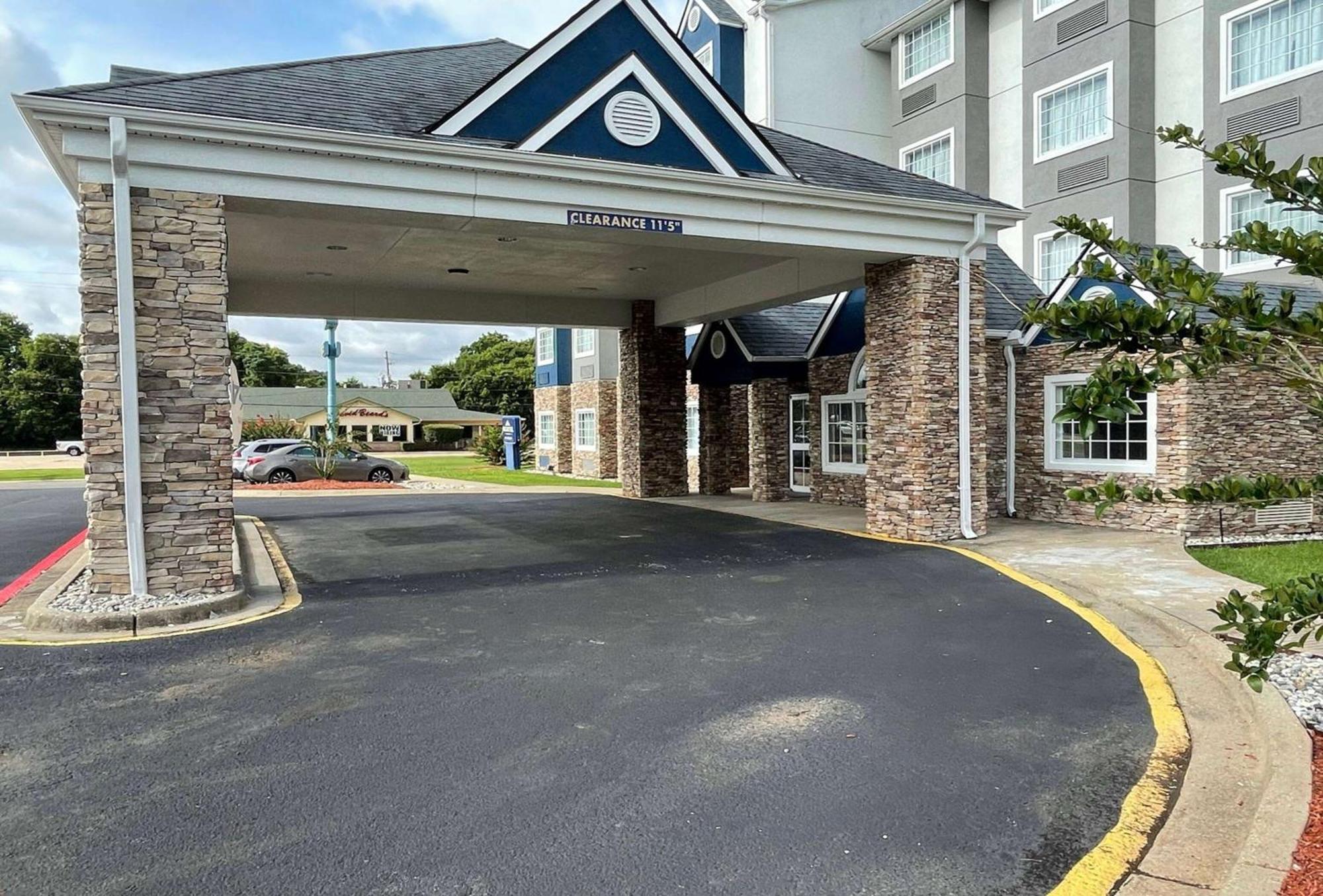 Microtel Inn & Suites By Wyndham Бошьер Сити Экстерьер фото
